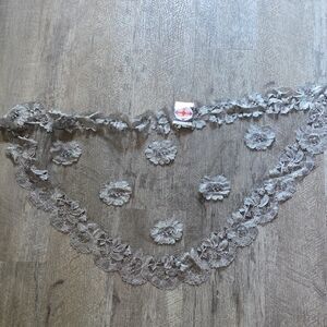 VINTAGE '60'S Mantilla Chapel Veil Silver Floral Lace